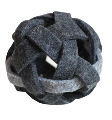 Piłka na przysmaki dla kota