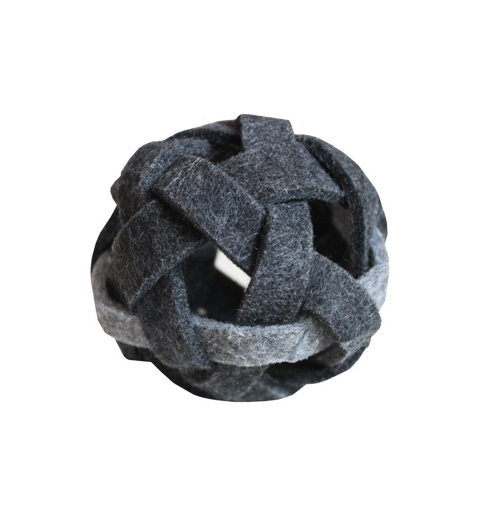 Piłka na przysmaki dla kota