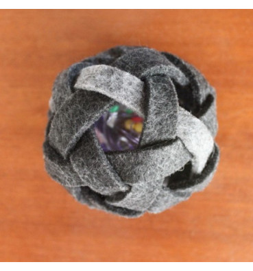 Piłka grzechotka dla kota